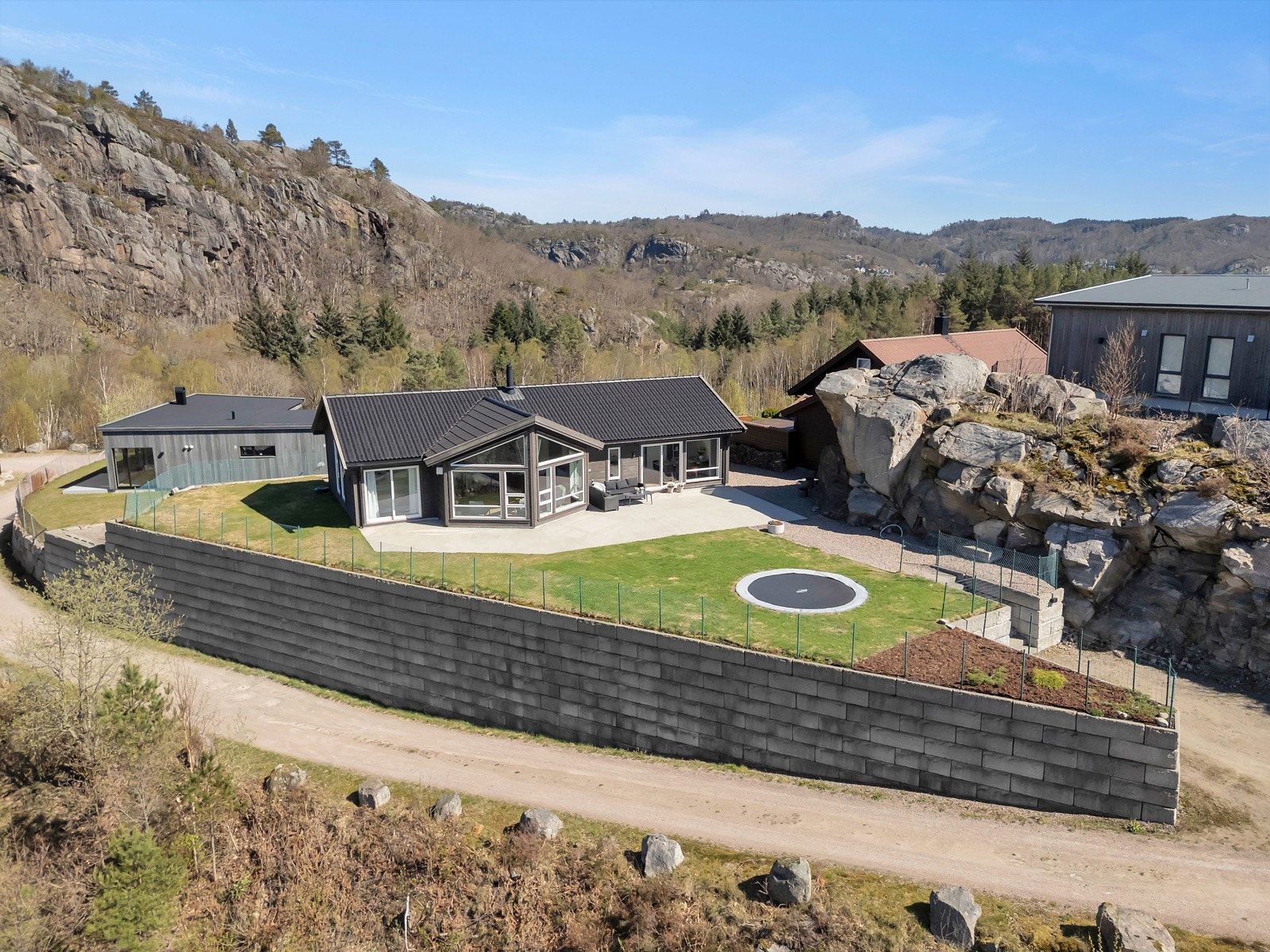 Hytten er oppført med tidsriktig arkitektur med store vindusflater og har et flott uteområde. Galleribilde