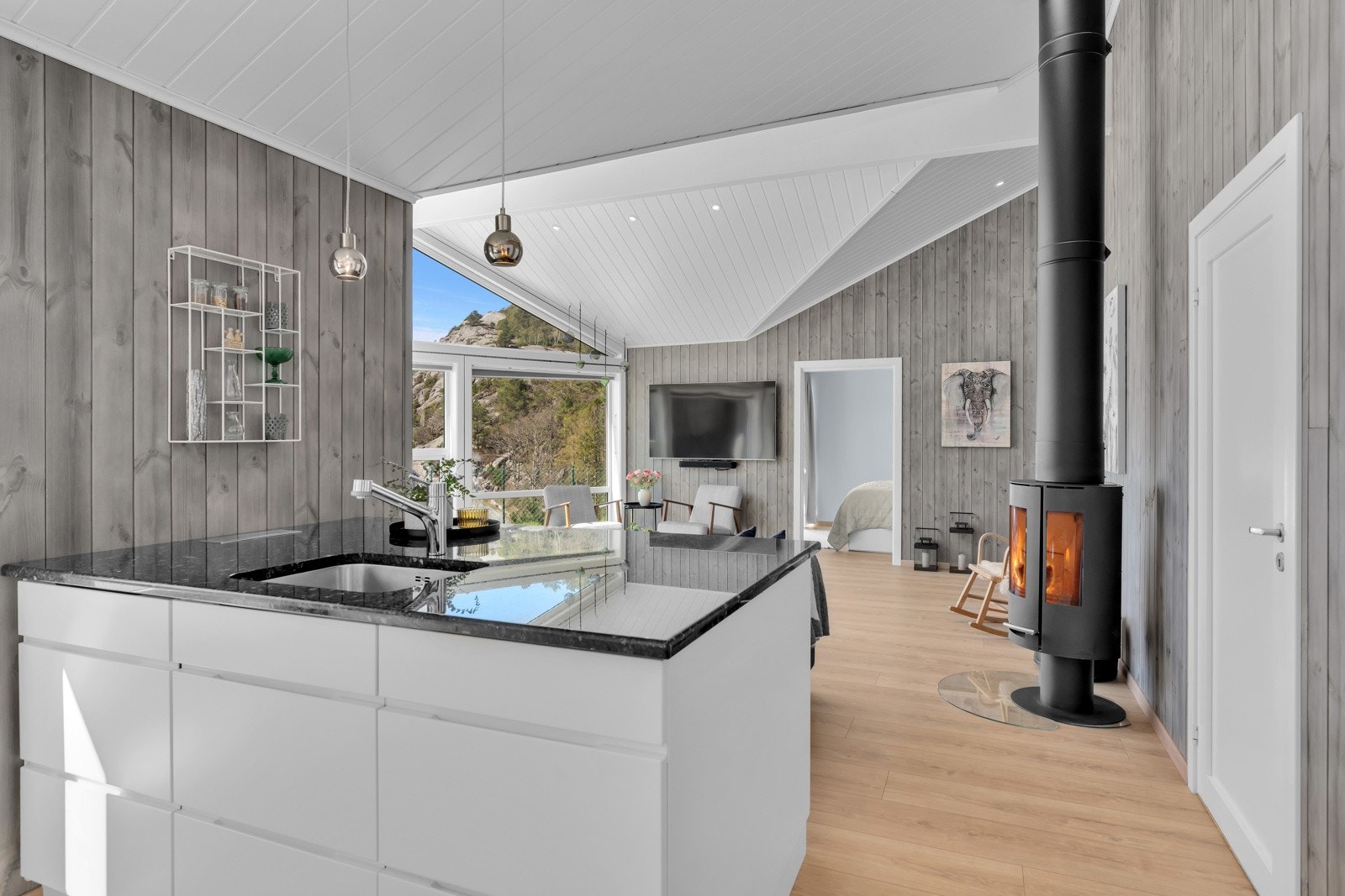 Kjøkkenet er fra Kvik som er et danskdesignet, elegant og stilrent kjøkken. Galleribilde