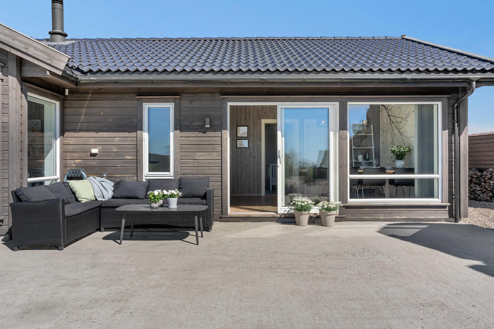 Terrassen er praktisk i støpt betong som gjør at den krever lite vedlikehold. Galleribilde