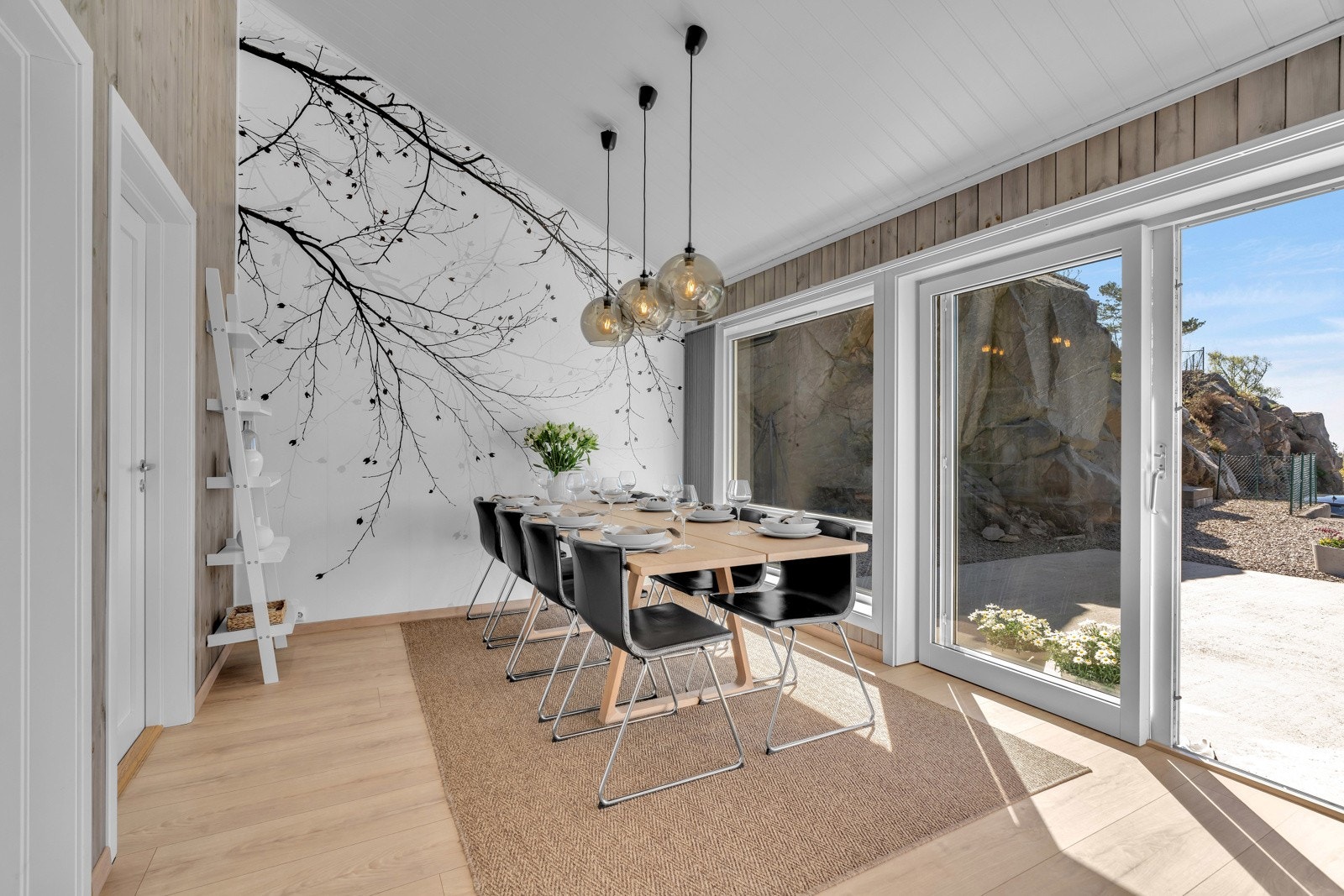 Det er god plass til langbord i kjøkkendelen som har store vindusflater med skyvedør ut til terrassen og hageområdet. Galleribilde