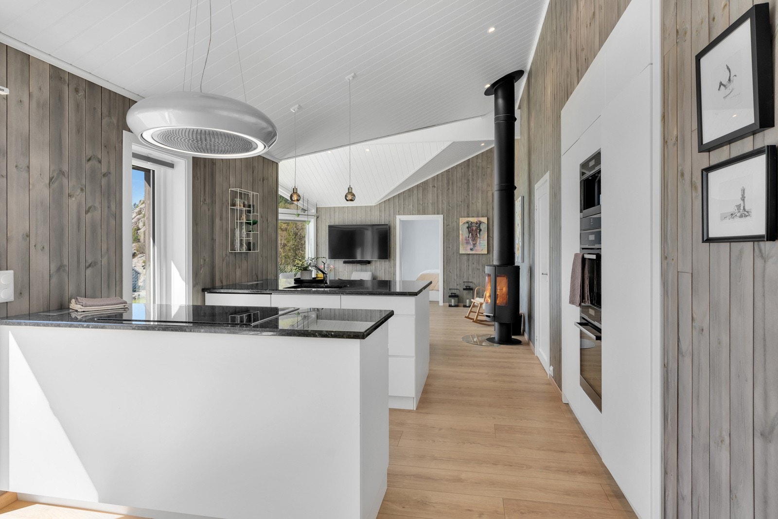 Kjøkkenet har to halvøyer med steinbenkeplate og er godt utstyrt med integrerte hvitevarer (to stekeovner, kaffemaskin, kjøleskap med frys, bred steketopp og oppvaskmaskin). Galleribilde