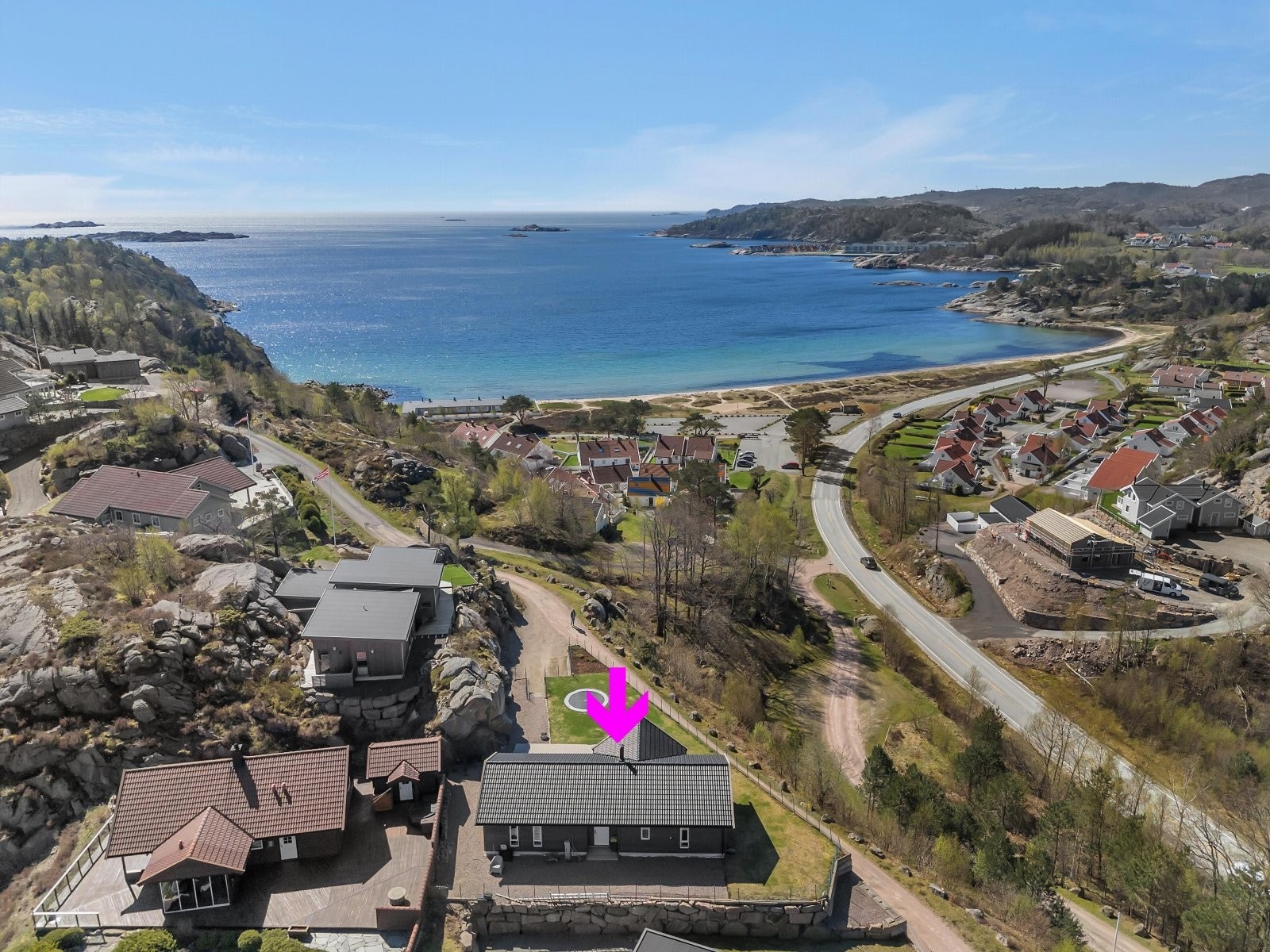 Hytten har en idyllisk beliggenhet nær strand og sjø. Galleribilde