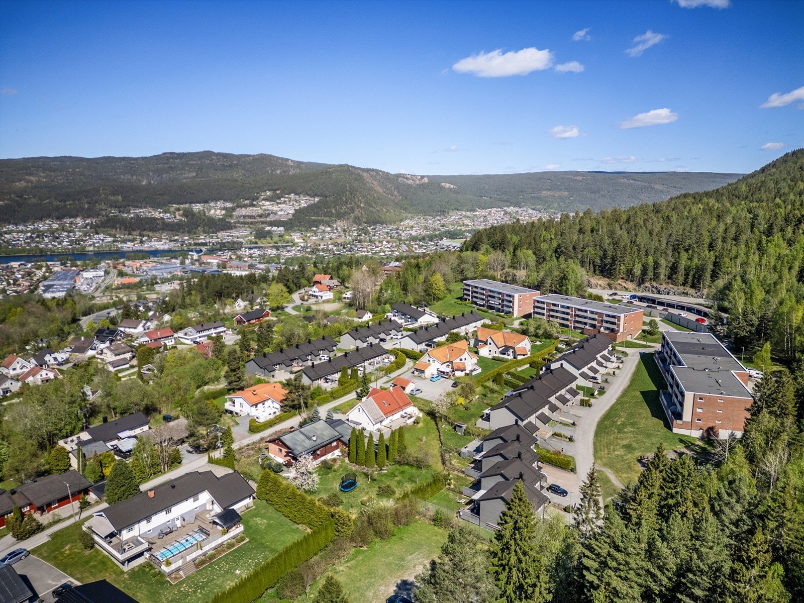 Kort gangavstand til barnehage og barneskole med fotballbane Galleribilde