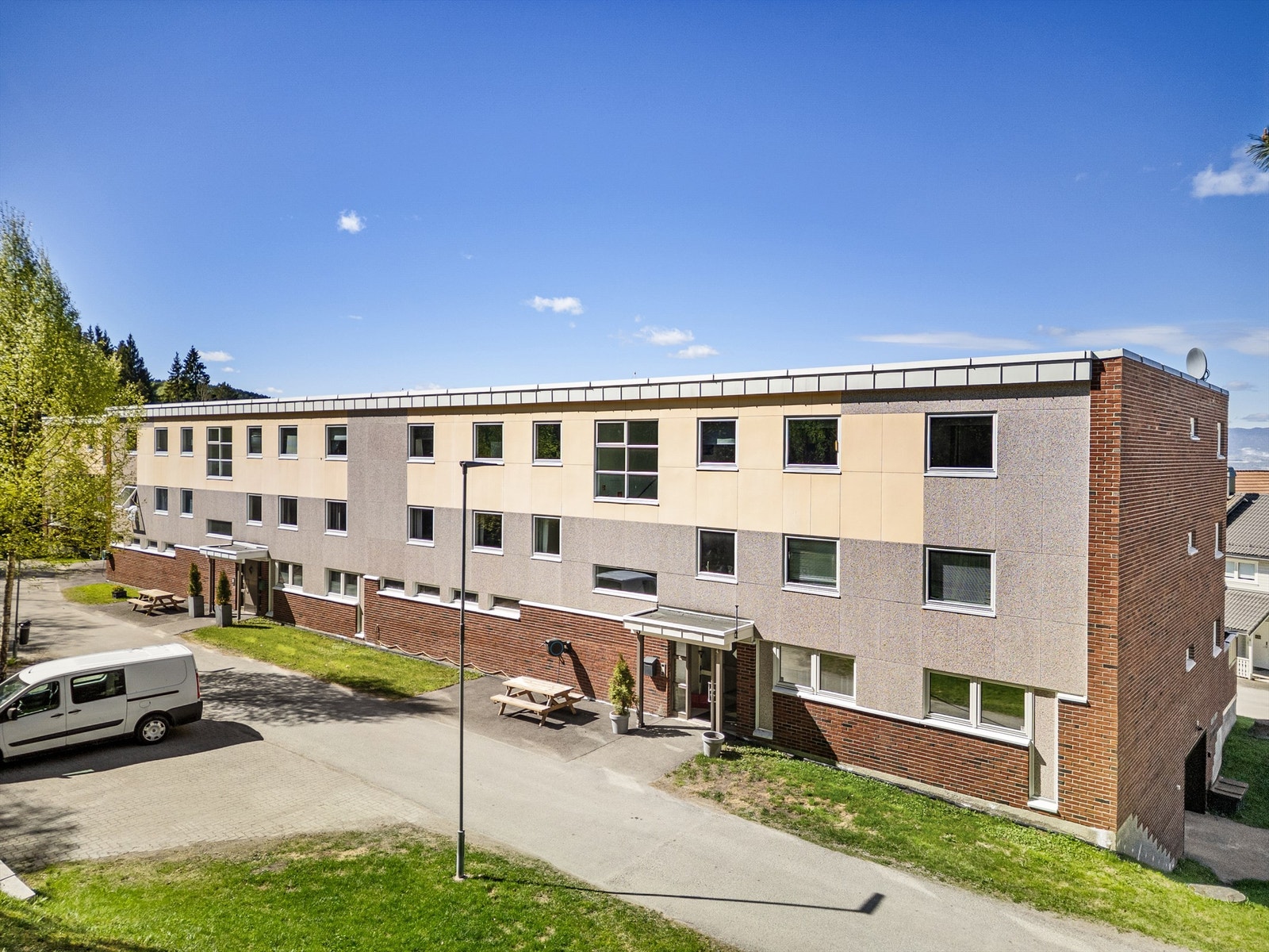 Adkomst via overbygget inngangsparti med callinganlegg og trapp til leilighetens etasjeplan Galleribilde