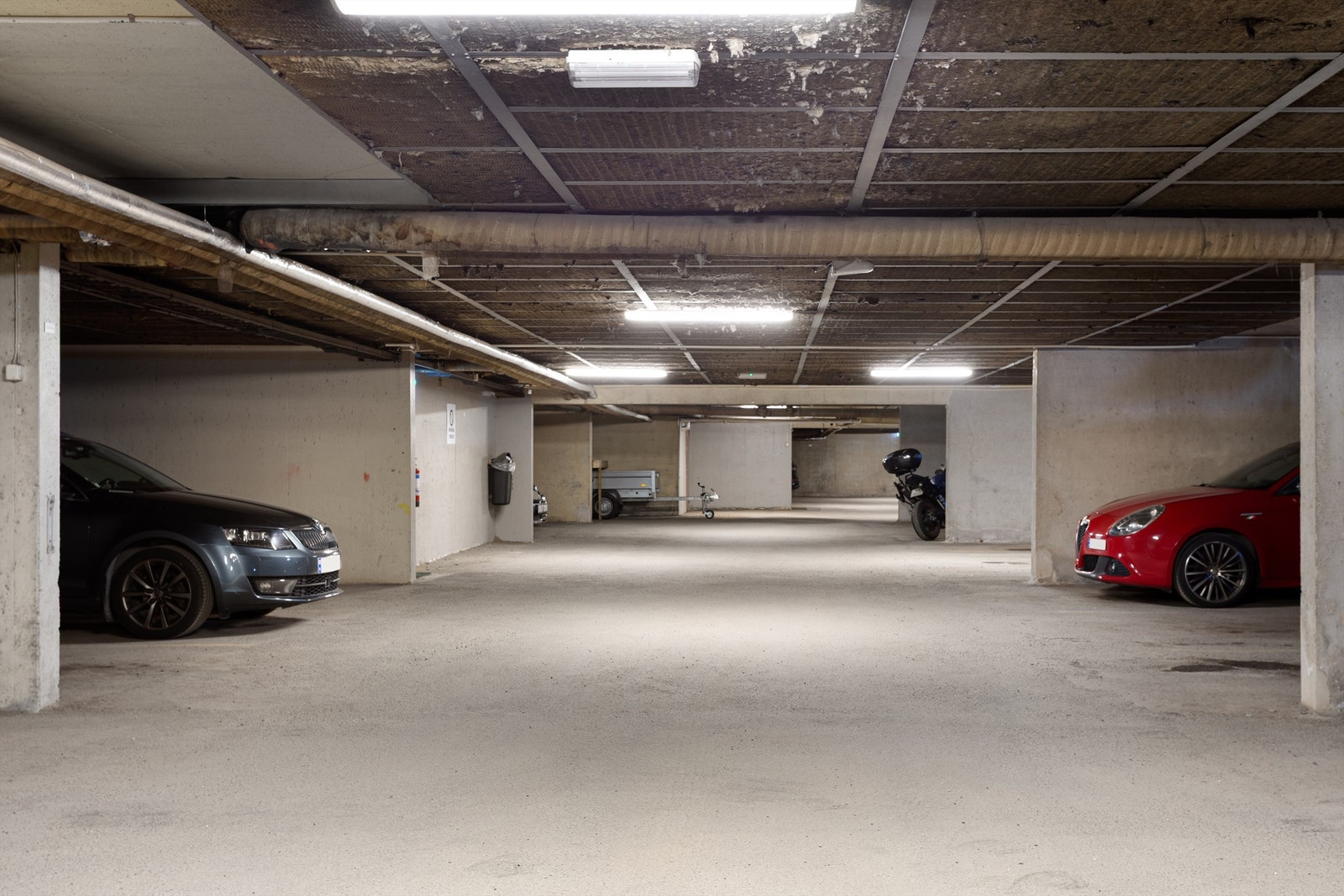 Leiligheten disponerer en garasjeplass i felles garasjeanlegg. Mulighet for montering av elbillader på parkeringsplassen. Galleribilde