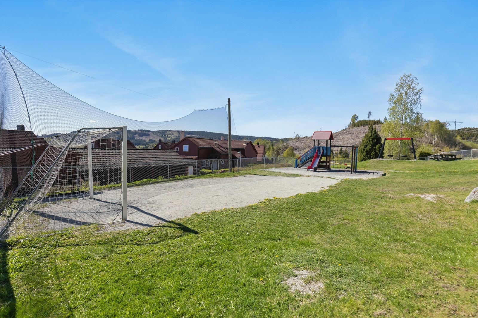 Et trivelig og etablert nabolag perfekt for barnefamilier eller for de som ønsker umiddelbar nærhet til naturen. Galleribilde