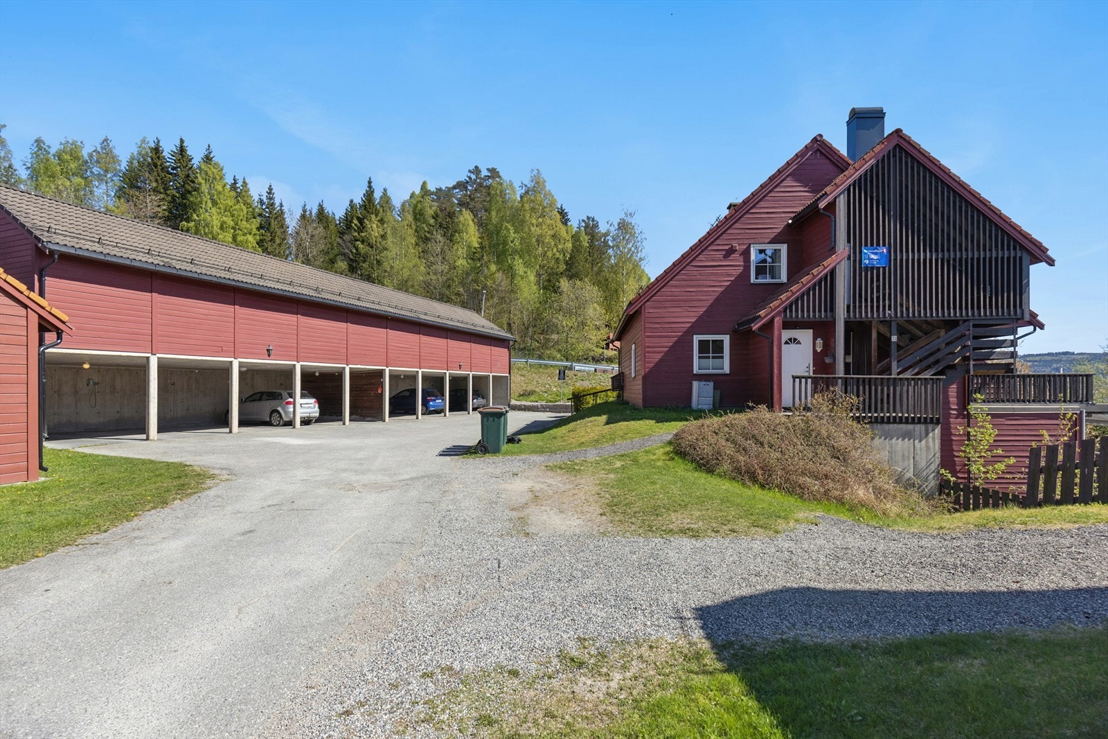 Det medfølger en parkeringsplass i felles carport på eiendommen. Galleribilde