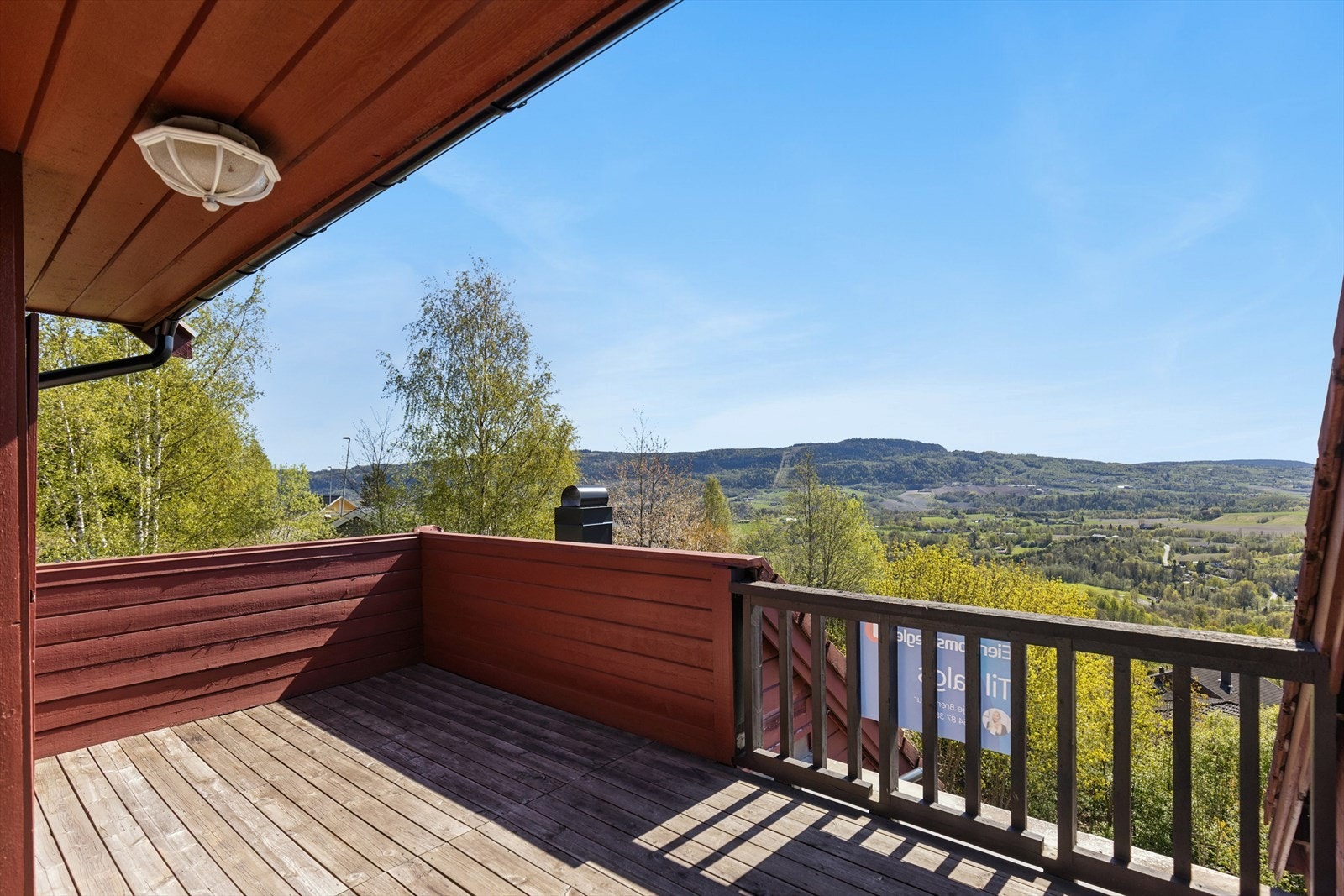 Fra stuen er det utgang til en stor, delvis overbygd terrasse på 14 m². Galleribilde
