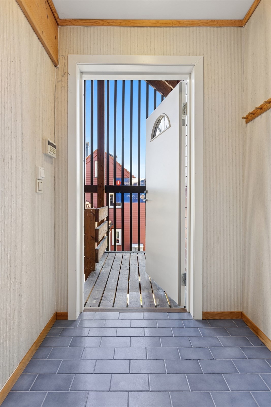 Velkommen inn! Her er det god plass til å henge fra seg yttertøy og sko. Galleribilde