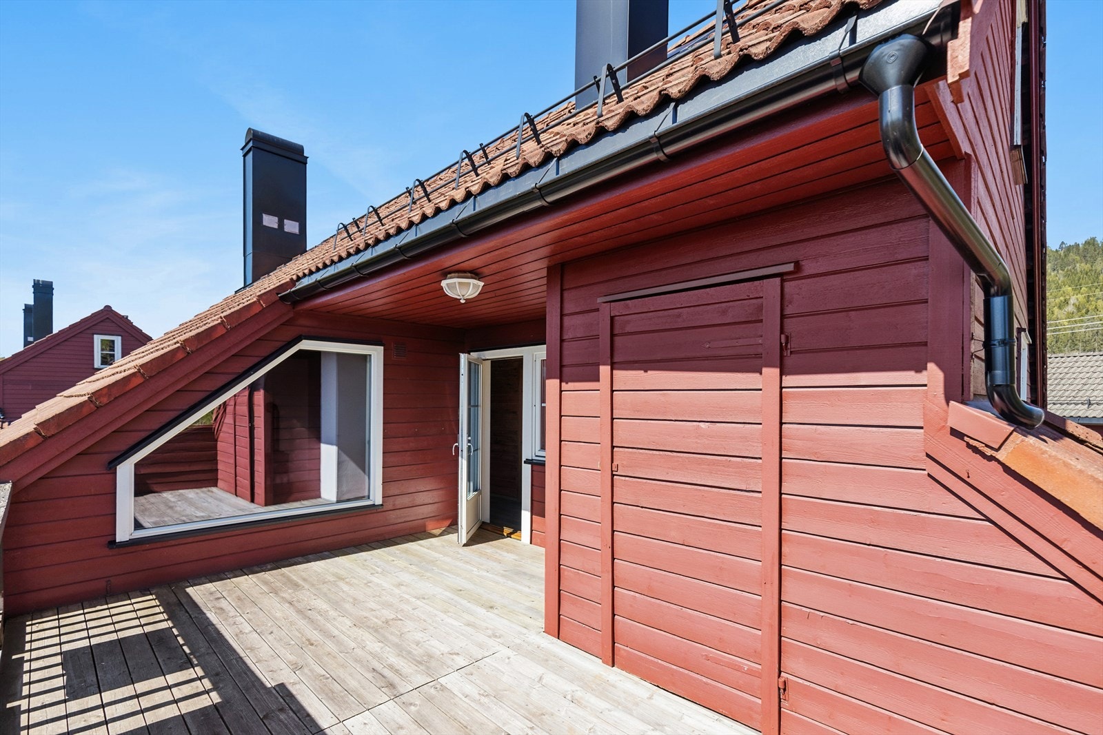 Fra terrassen det adkomst til en ekstern bod på 2 m². Galleribilde