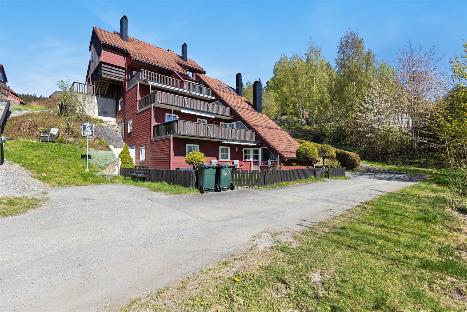 Boligen er en del av Bråtås borettslag som består av 55 boenheter i Lier. Galleribilde