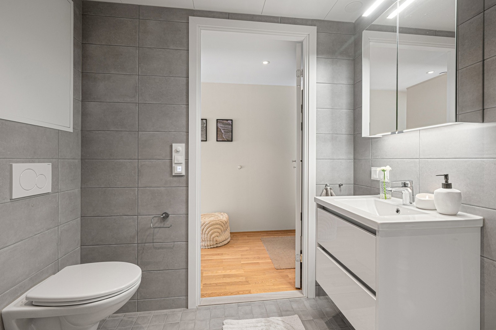Badet holder i likhet med resten av boligen en svært god standard og er vurdert til TG0 av byggesakkyndig. Galleribilde
