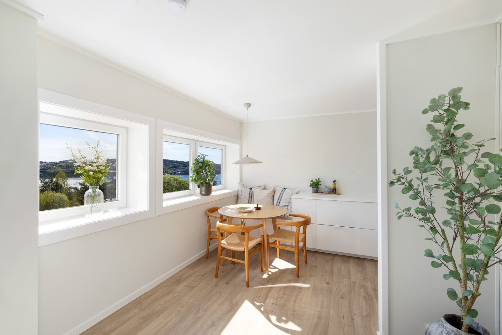 Det er plass til spisegruppe ved kjøkkenet. Galleribilde