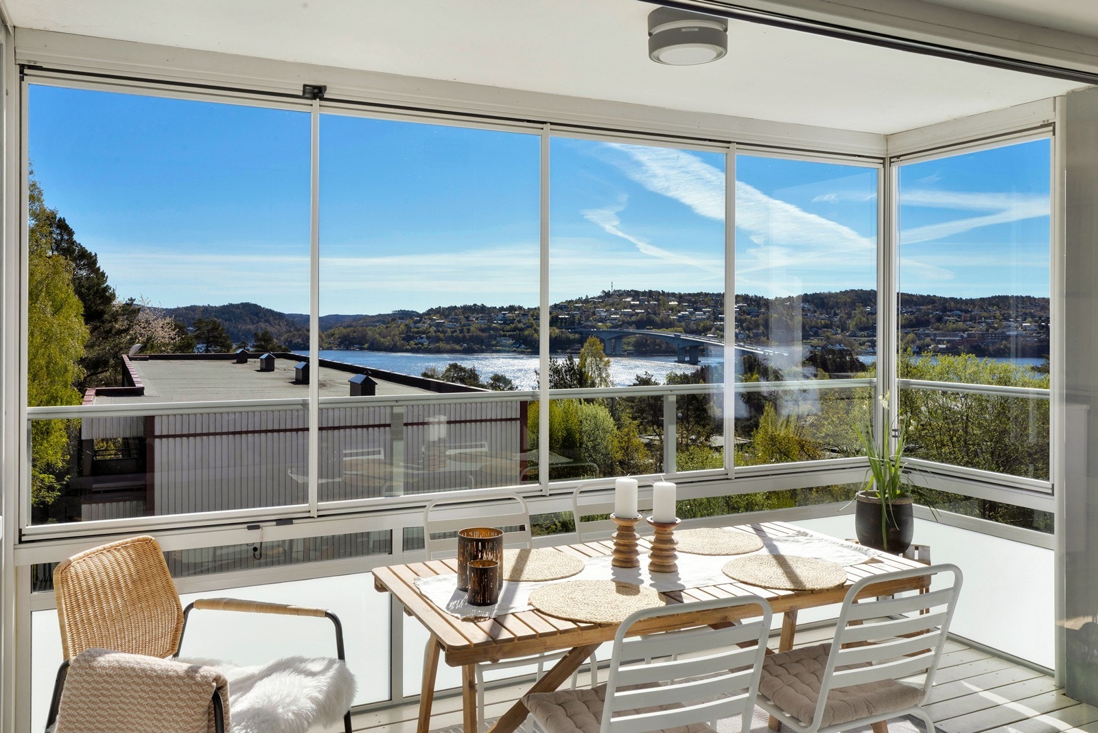 På balkongen er det god plass til spisegruppe og nydelig utsikt! Galleribilde