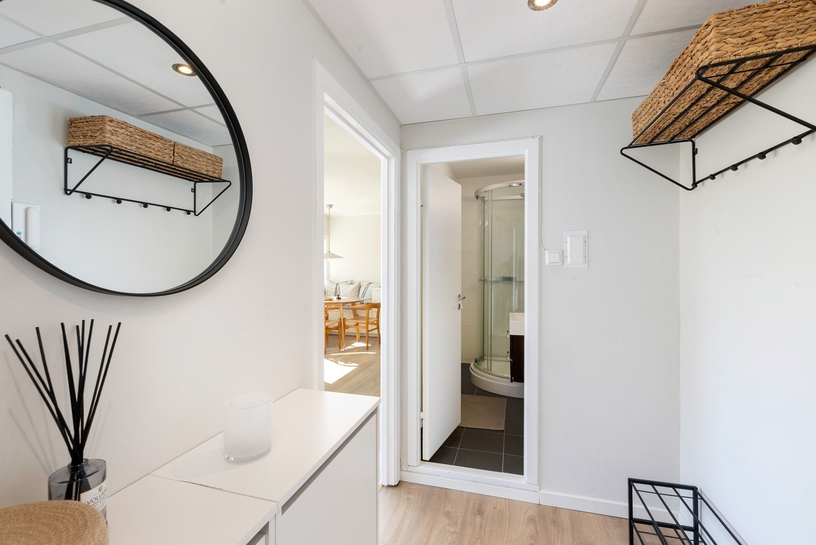 Videre er det adkomst til badet fra gangen. Galleribilde
