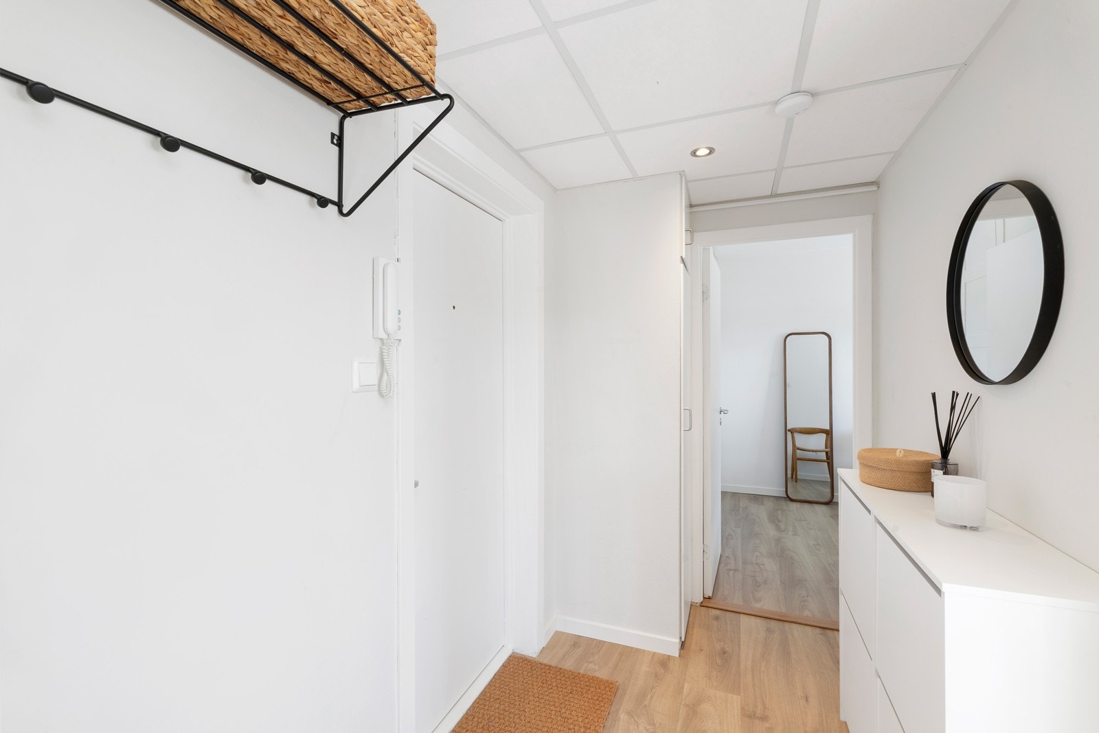 Boligens soverom har adkomst fra gangen. I gangen er det for øvrig også god plass til å henge fra seg klær, både på stativ og i plassbygget garderobeskap. Galleribilde
