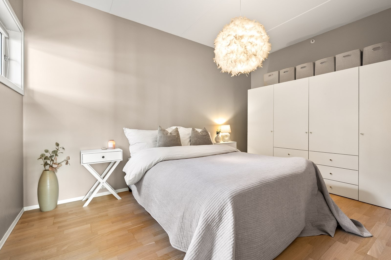 Et behagelig rom med plass for en god natts søvn. Galleribilde