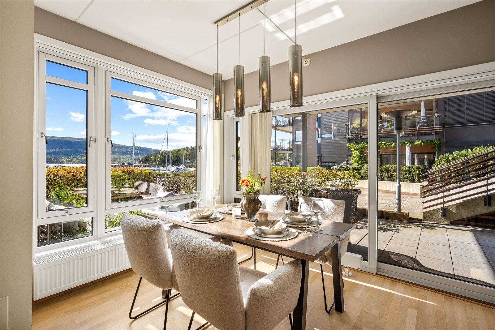 Spiseplassen er plassert ved vinduet, med flott utsikt over båthavnen. Galleribilde