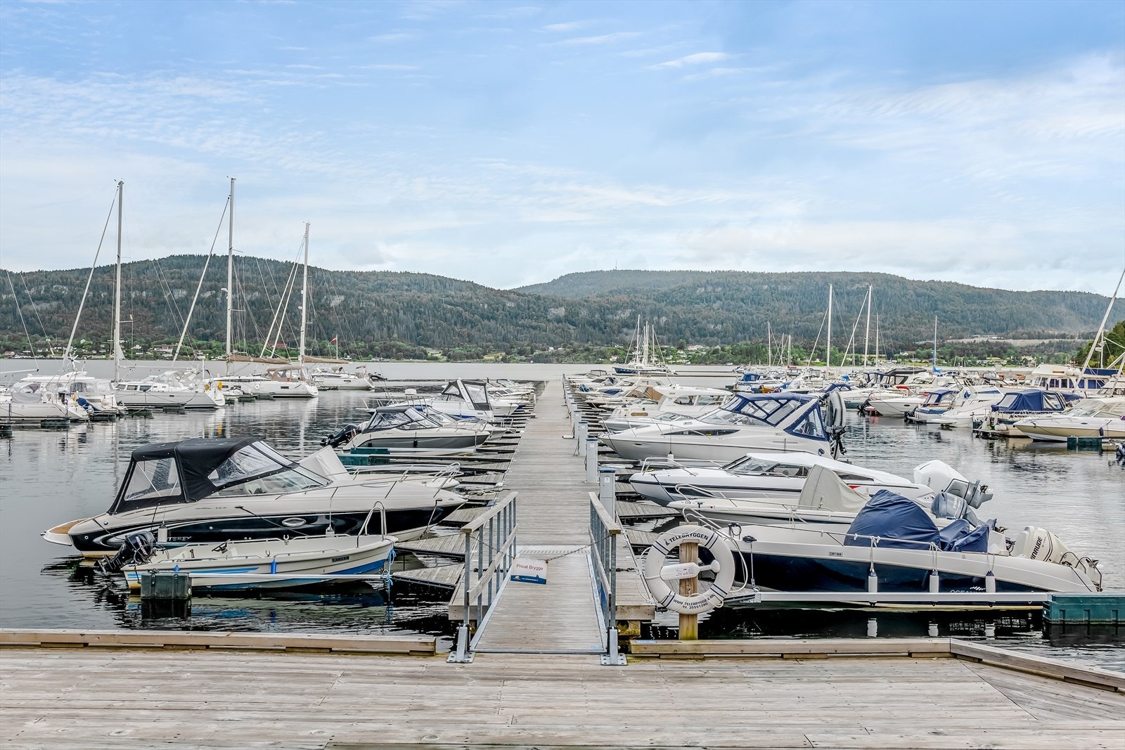 Her bor du med umiddelbar nærhet til badestrand, bryggeliv og båthavn. Galleribilde