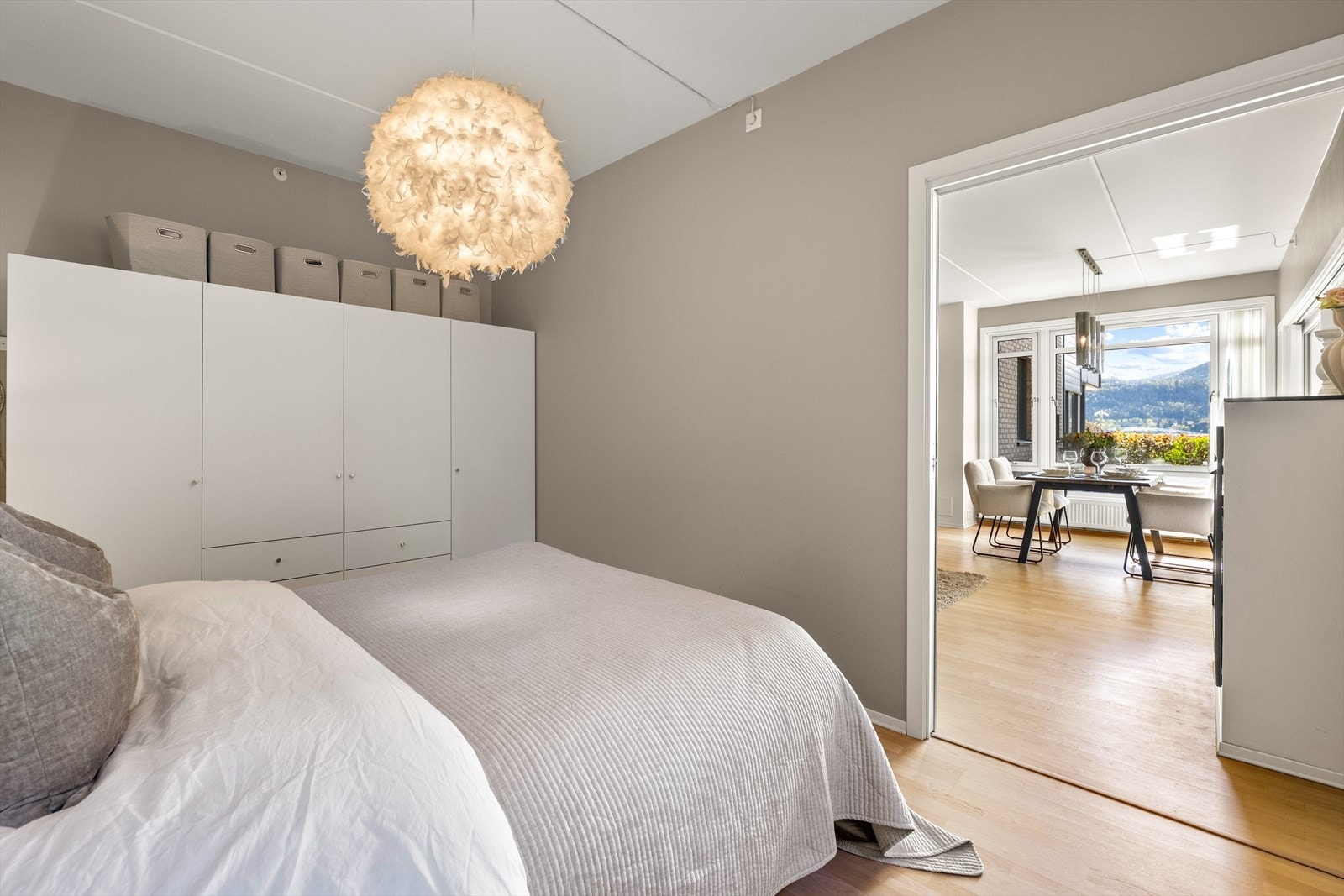 Skyvedøren inn til soverommet er en smart og arealeffektiv løsning. Galleribilde