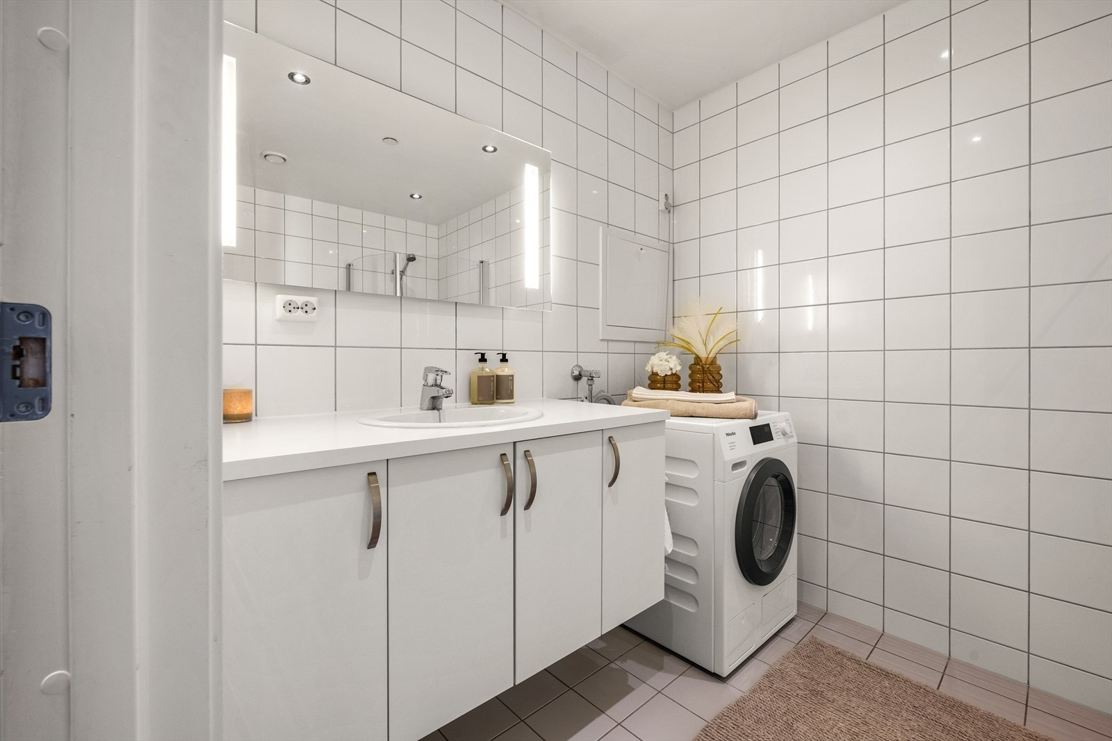 Badet er helfliset og har elektriske varmekabler i gulvet for god komfort. Galleribilde