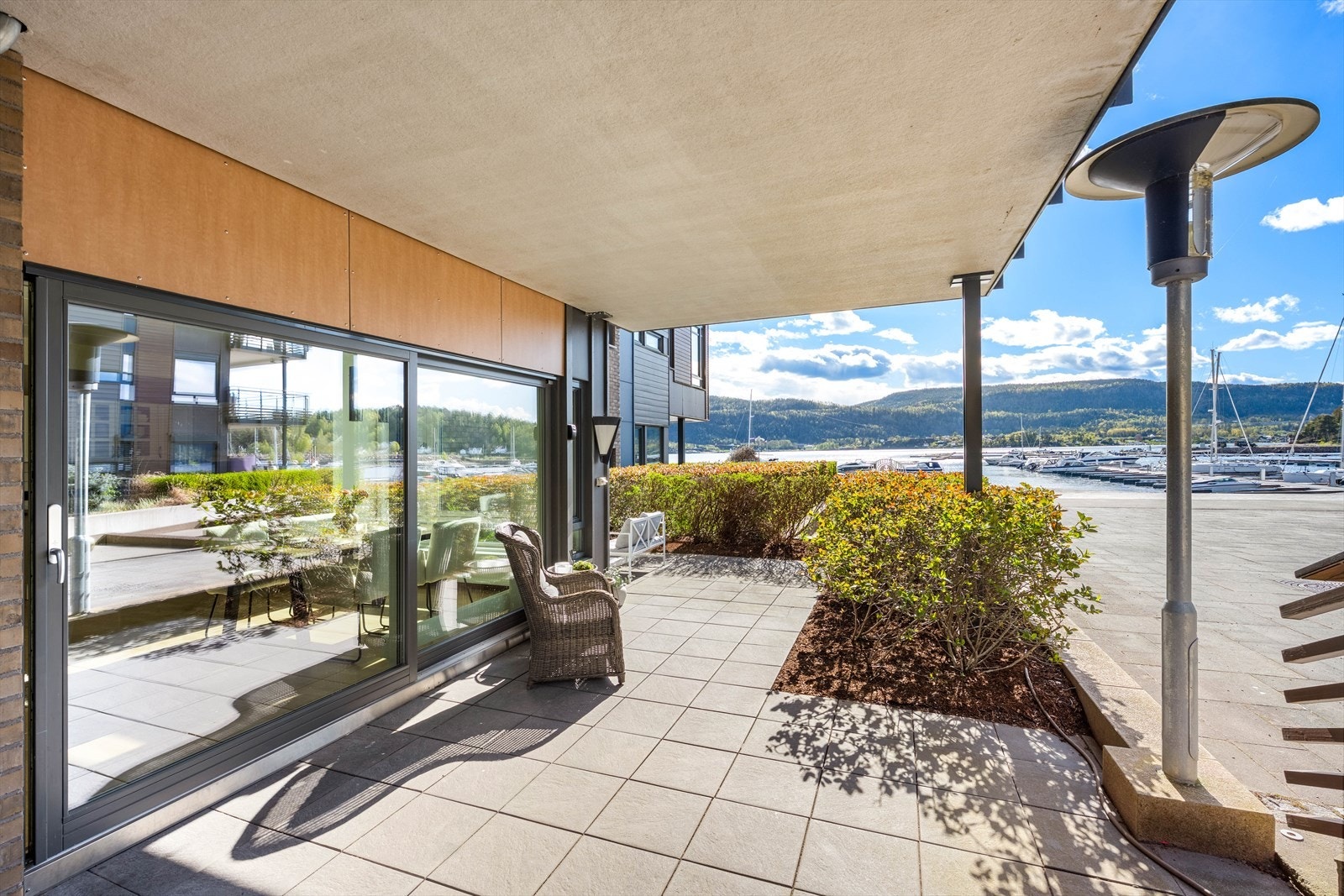 Direkte utsyn mot Sandebukta og båthavnen fra terrassen. Galleribilde