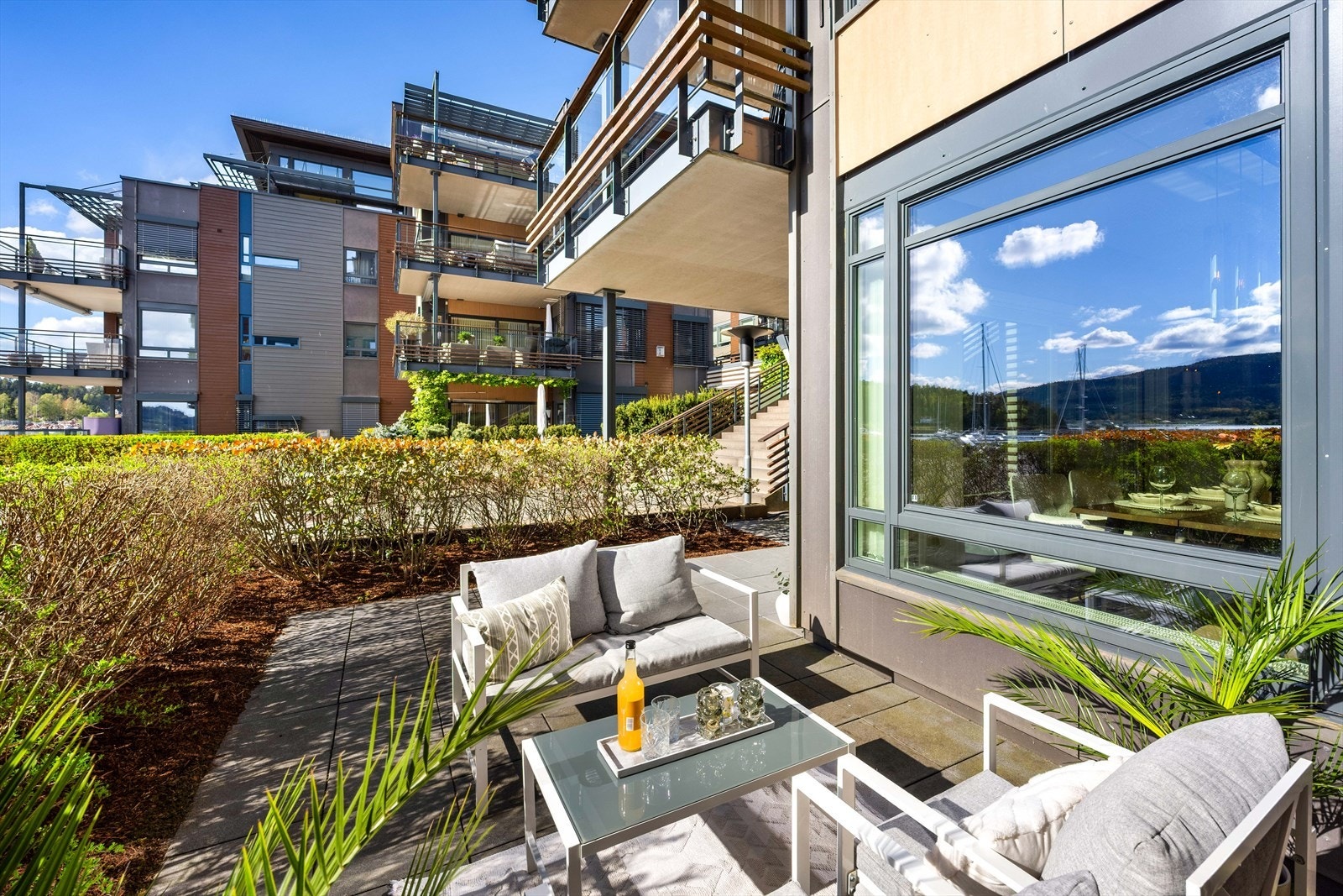 Fra stuen er det utgang til en romslig, hellelagt markterrasse med umiddelbar nærhet til bryggekanten. Galleribilde