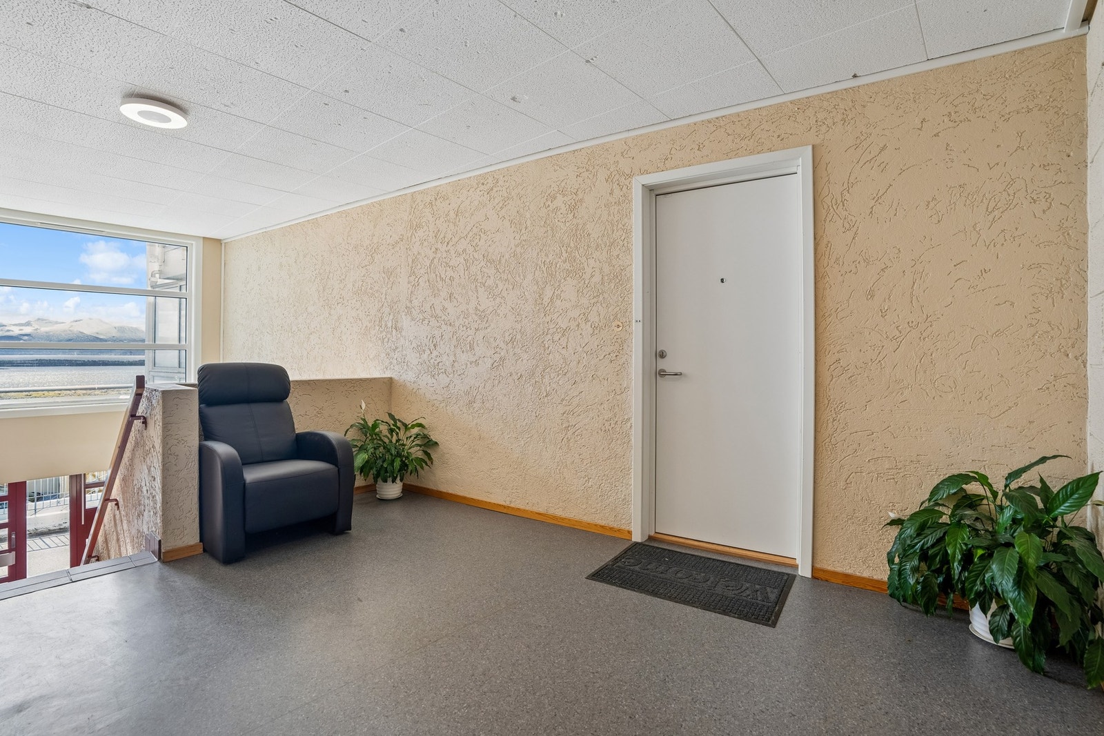 Leiligheten har fin beliggenhet i byggets første etasje med utgang på både baksiden og baksiden av bygget. Det medfølger bod i gangen. Galleribilde