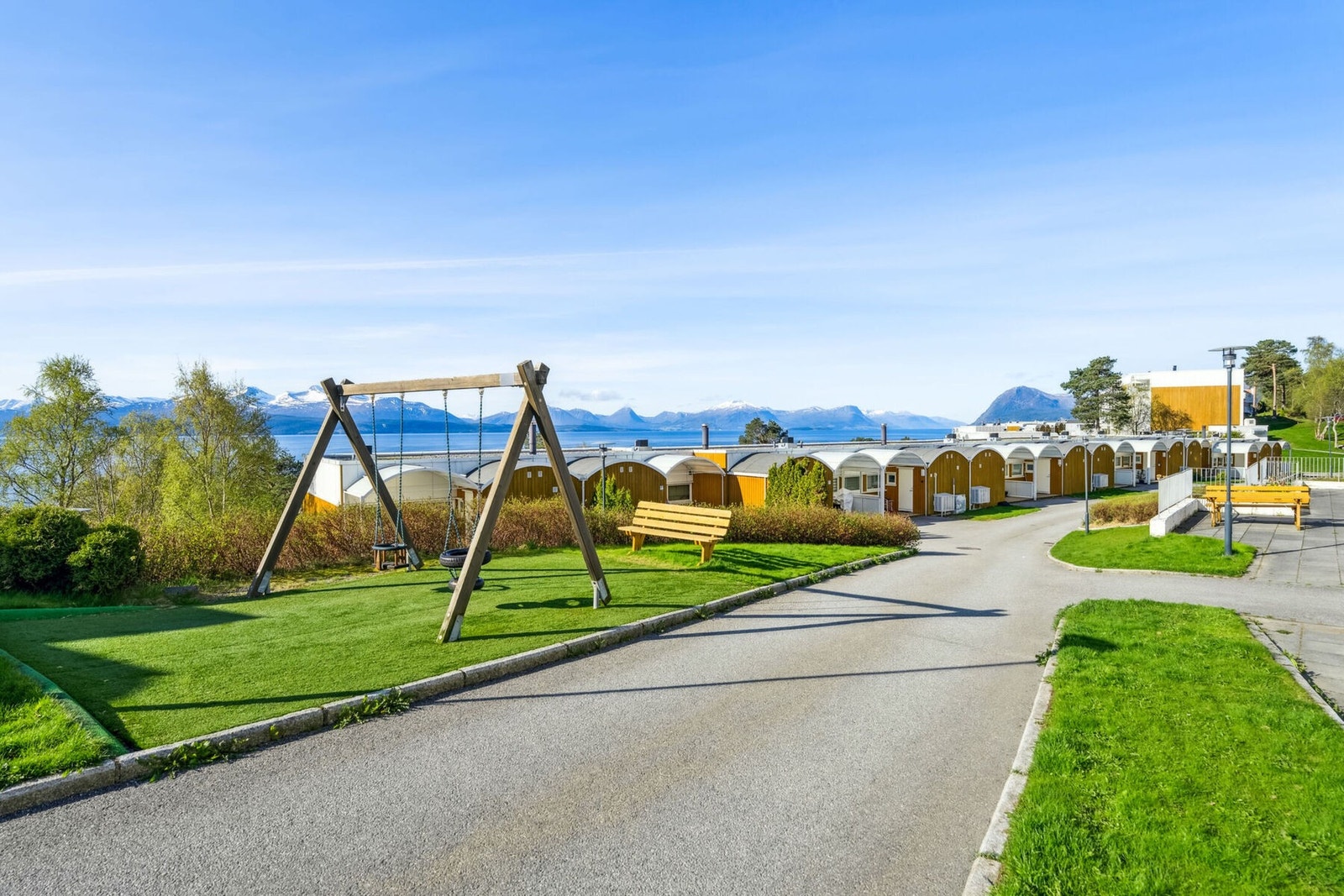 Borettslaget er veletablert og populært med pent opparbeidede fellesarealer og gode parkeringsforhold. Galleribilde