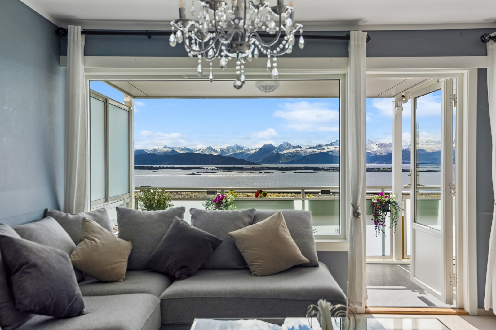 En praktisk og pen 4-roms leilighet i et populært borettslag med flott beliggenhet og panoramautsikt mot fjord og fjell. Galleribilde