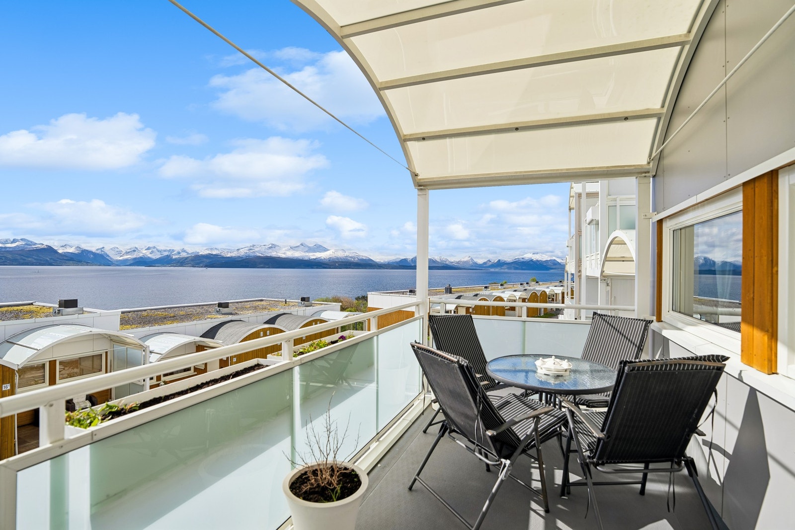 Overbygget terrasse gir mulighet for skjermet uteplass og bruk gjennom store deler av året. Galleribilde