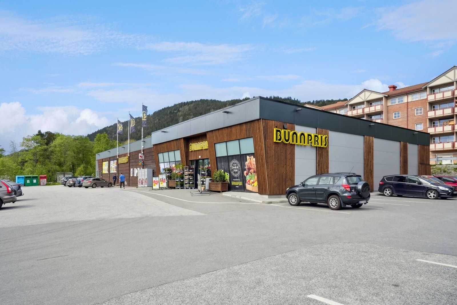 Kort vei til Bunnpris, høyskolen, barneskole, barnehage og busstopp gjør dette til en praktisk og attraktiv beliggenhet. Galleribilde