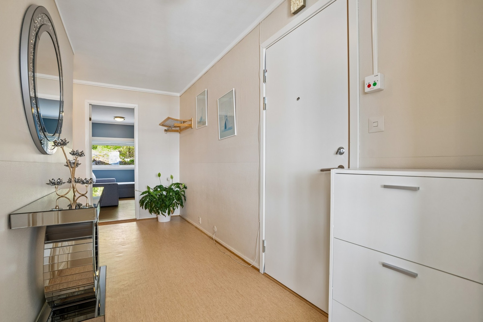 Leiligheten har tre soverom med fleksible bruksmuligheter for familie, gjesterom eller hjemmekontor. Galleribilde
