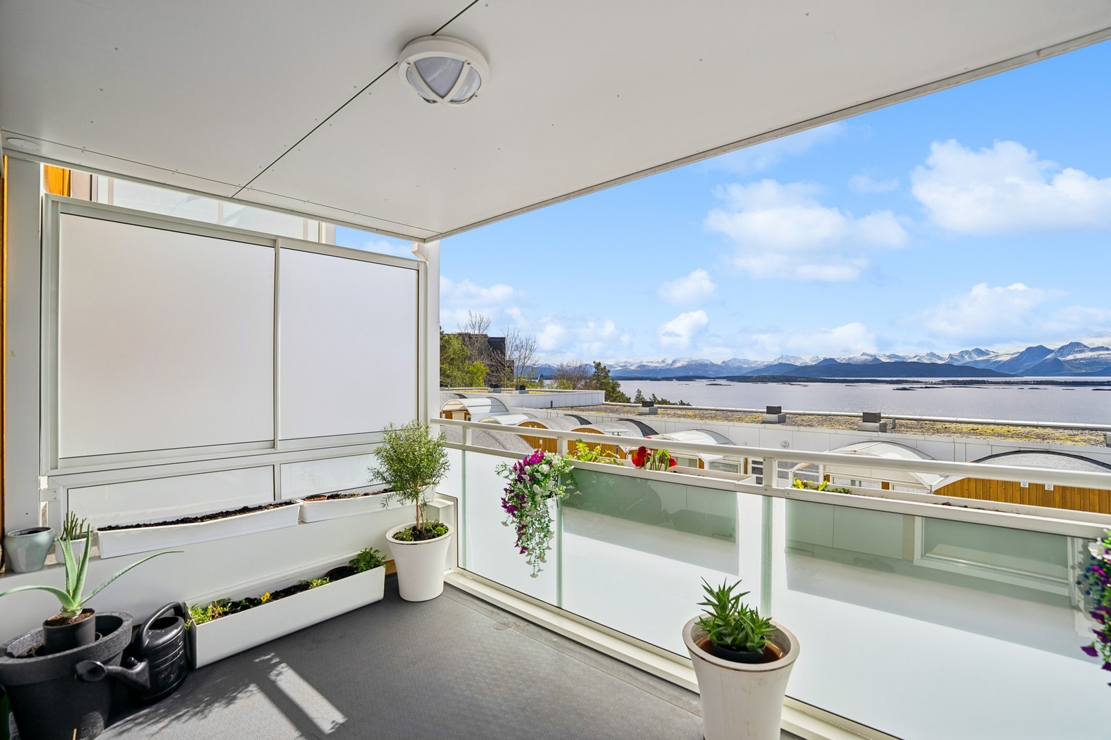 Terrassen fungerer som en naturlig forlengelse av stuen og byr på flotte sol- og utsiktsforhold. Galleribilde