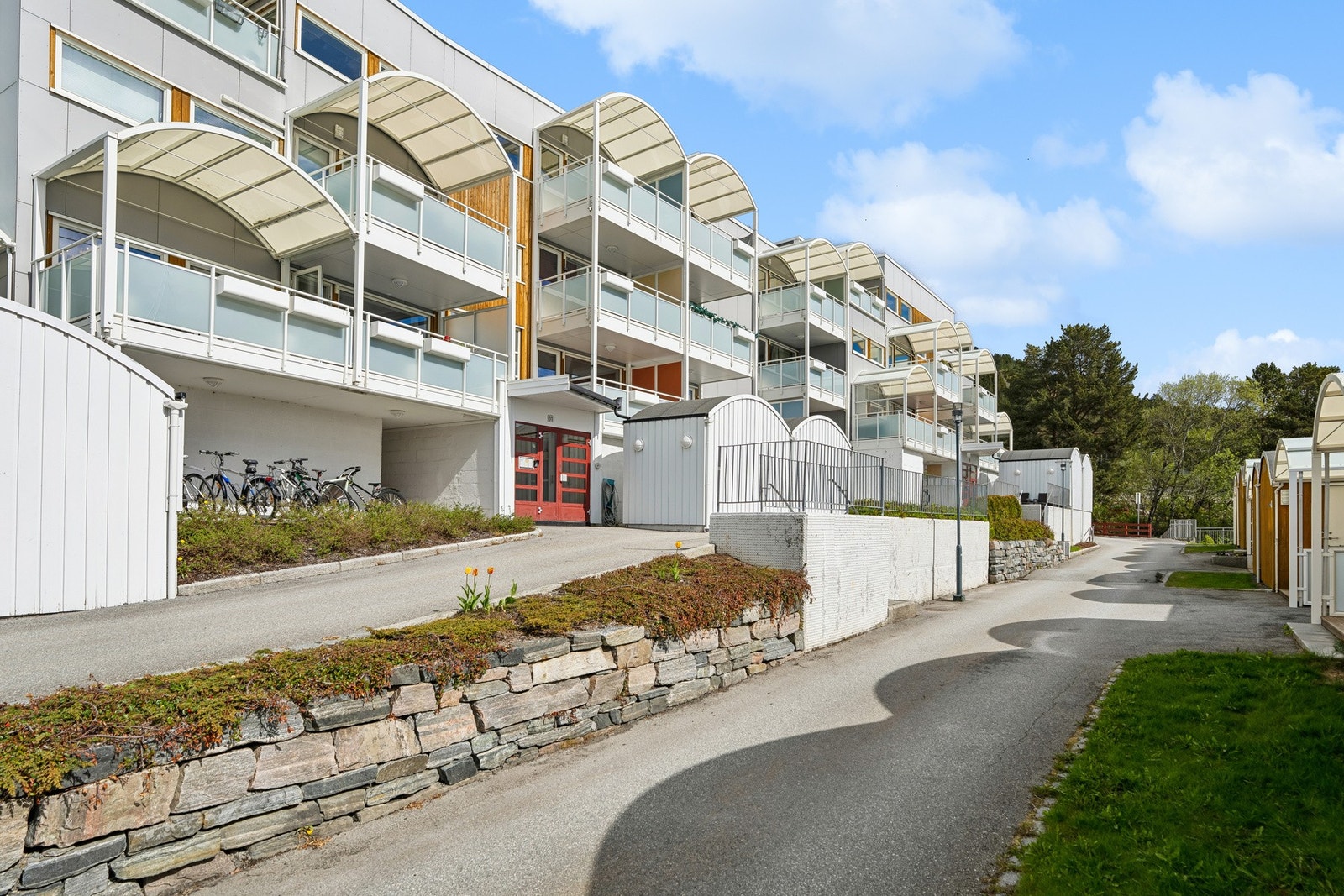 Her bor man i rolige og familievennlige omgivelser med nærhet til både dagligvarebutikk, høyskole, skole, barnehage og gode kollektivtilbud. Galleribilde