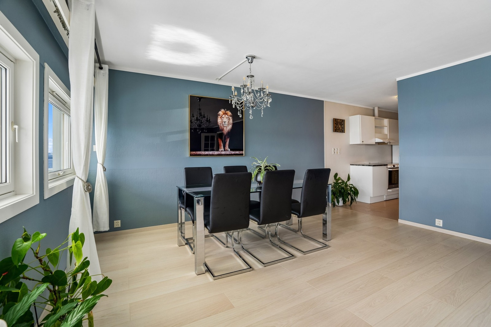 Stuen har en romlsig og møbleringsvennlig utforming som gir godt med plass til både sofa gruppe og spisebord. Galleribilde