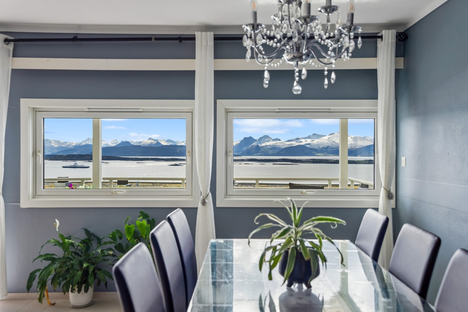 Fra både stue, kjøkken og terrasse er det vidstrakt utsikt mot Moldefjorden og omkringliggende fjellandskap. Galleribilde