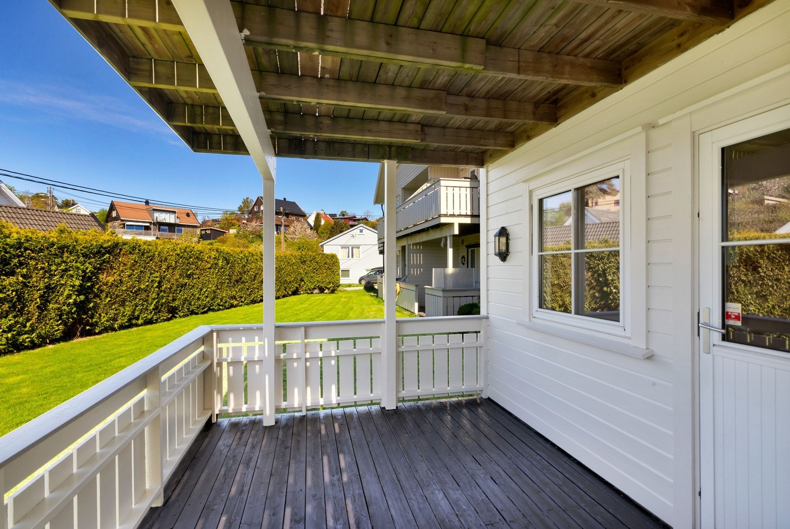 Fra stuen/ kjøkken er det utgang til terrasse og felles hage med gode solforhold. Galleribilde