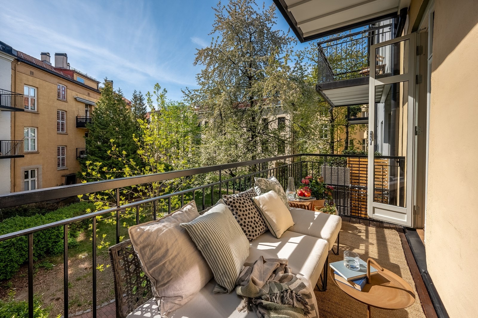 Overbygget balkong gir en lun atmosfære og er en fin forlengelse av stuen på sommerstid. Balkong ble bygget ny i 2019. Galleribilde