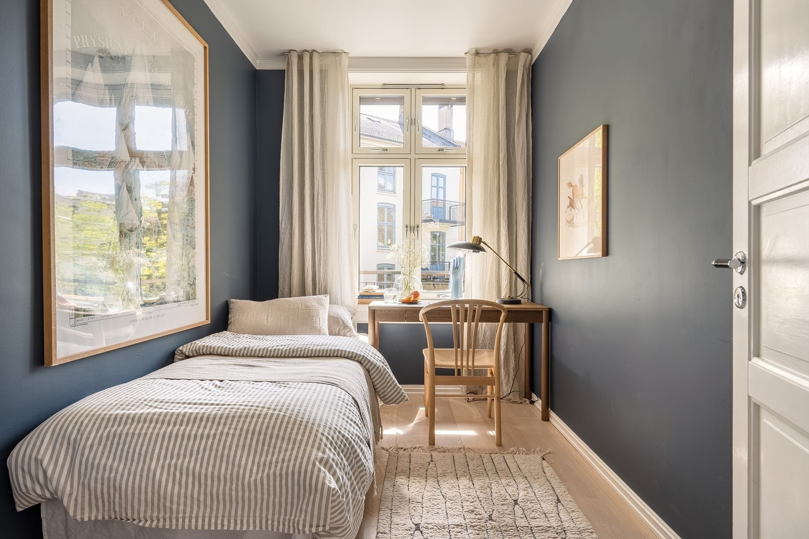 Det minste soverommet er vent mot bakgård. Rommet har også fin plass til seng, skrivepult og oppbevaringsløsning. Galleribilde