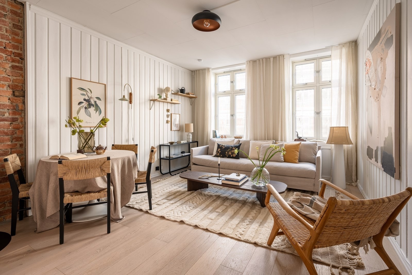 Stuen har flere ulike møbleringsmuligheter, og rommer plass til en spisegruppe i tillegg til sofa- og tv-krok. Galleribilde