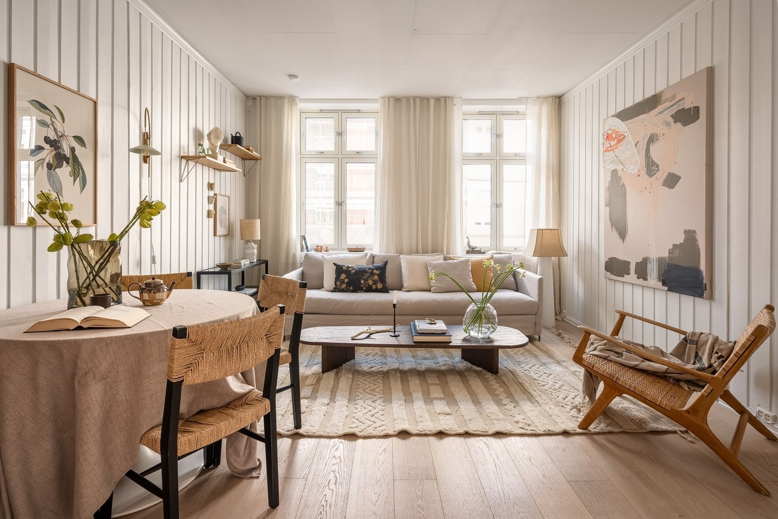 Her er det fin plass til å utvide bordet og dekke på til flere gjester. Galleribilde
