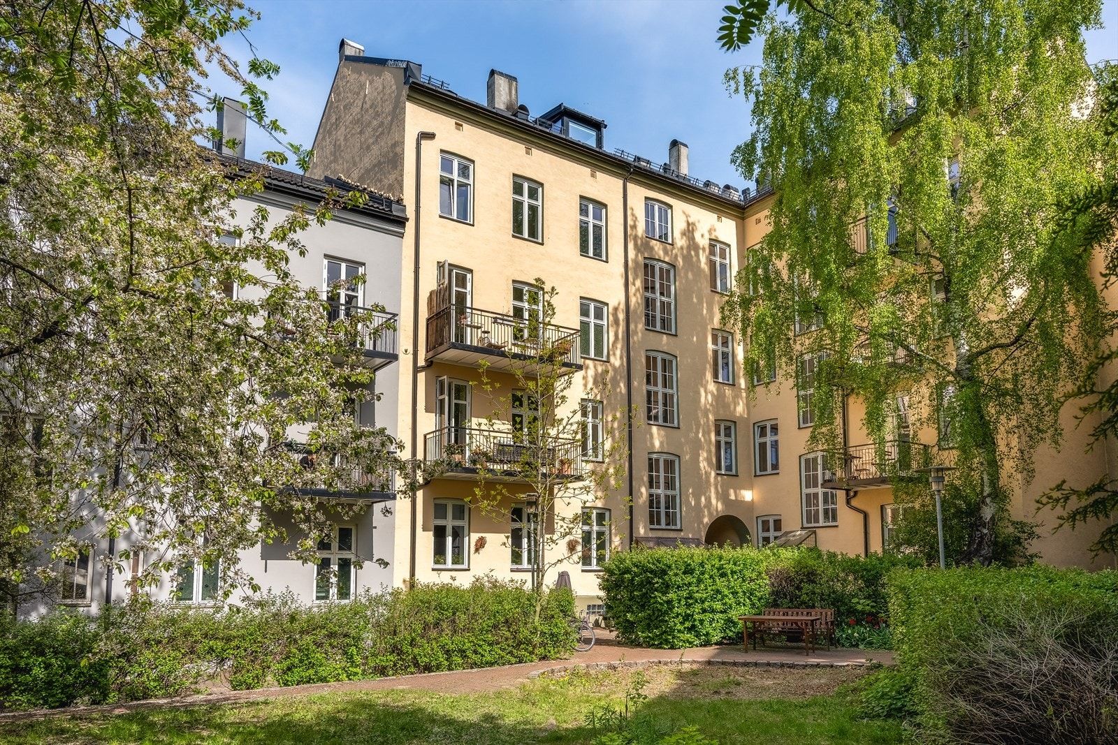 Hyggelig og idyllisk bakgård med sitteplasser og grøntområder. Galleribilde