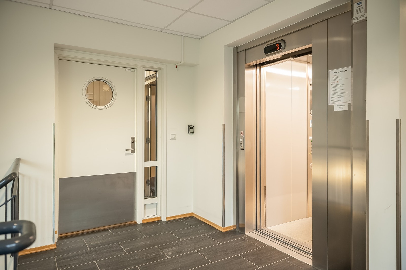 Det er lukket og låste ganger i bygget, slik at man ikke trenger å gå ut for å komme seg til blant annet garasjeanlegg. Det er heis like utenfor leilighetsdøra som går ned til garasjekjeller. Galleribilde