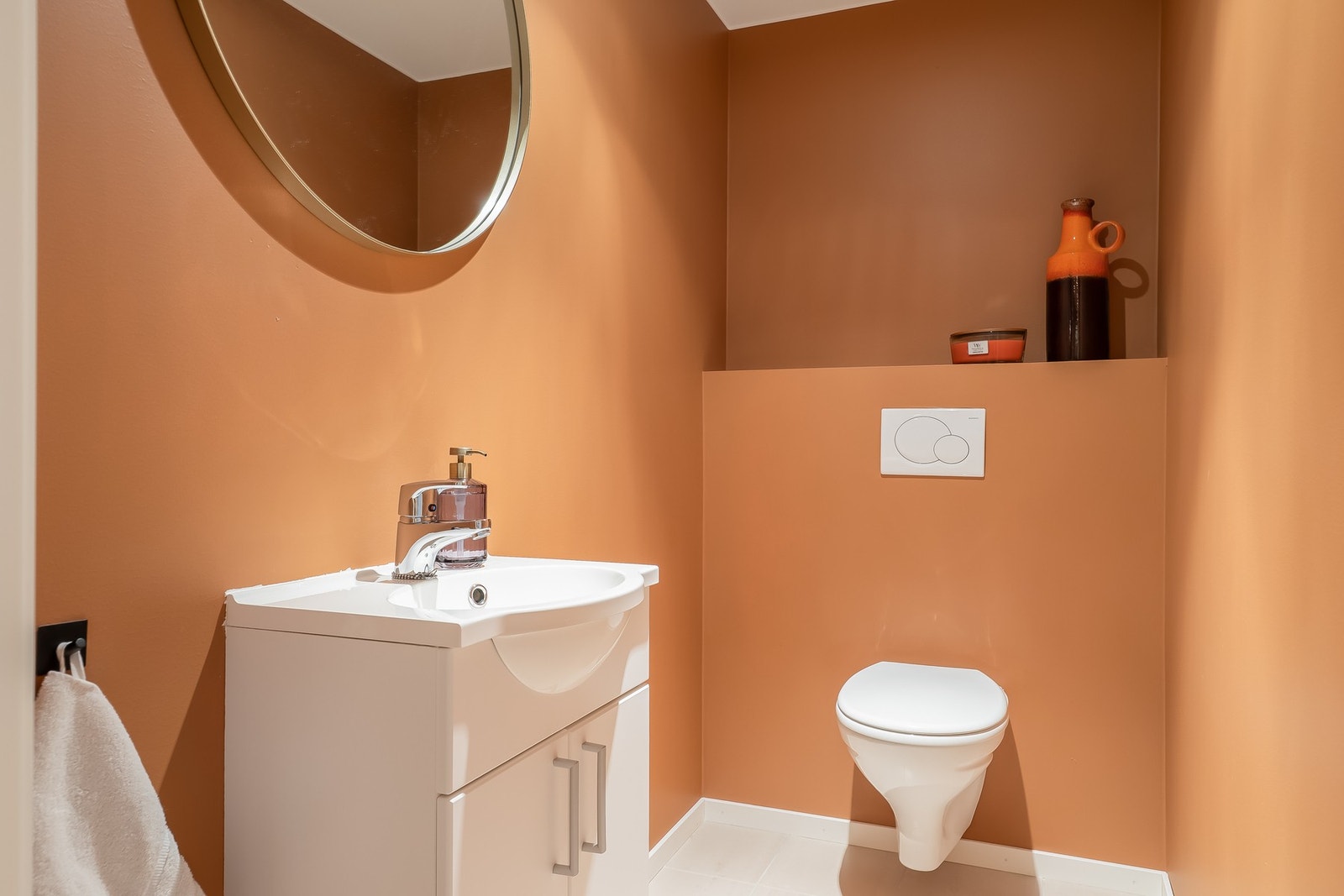Praktisk med ekstra toalettrom i tillegg til badet. Downlights i tak og bevegelsessensor som lysbryter. Vegghengt WC og servantskap samt speil. Galleribilde