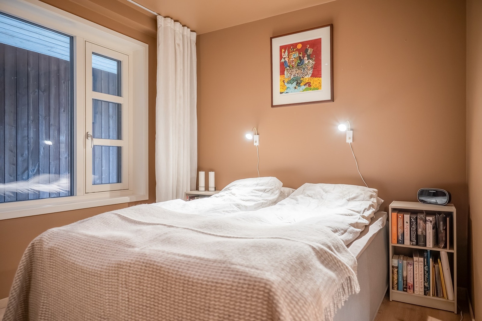 Leiligheten har to soverom. Hovedsoverom ligger fint til kort vei til badet og har eget walk-in closet. Rommet sammen med garderoberommet er romslige 11 kvm. Rommet er malt i samme farge i både tak og vegger i den behagelige fargen "Adventure". Det er mon Galleribilde