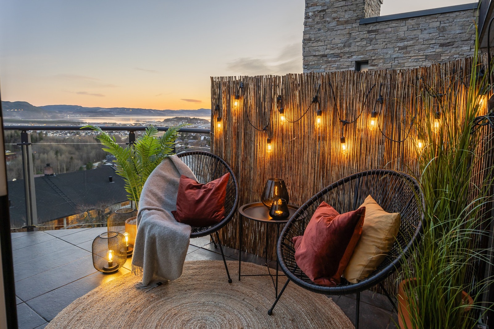 Fra stuen har man utgang via skyvedør til en herlig veranda på 12 kvm, og med glassrekkverk har man fritt utsyn mot den nydelige utsikten og gode solforhold fra tidlig morgen til kveld. Galleribilde
