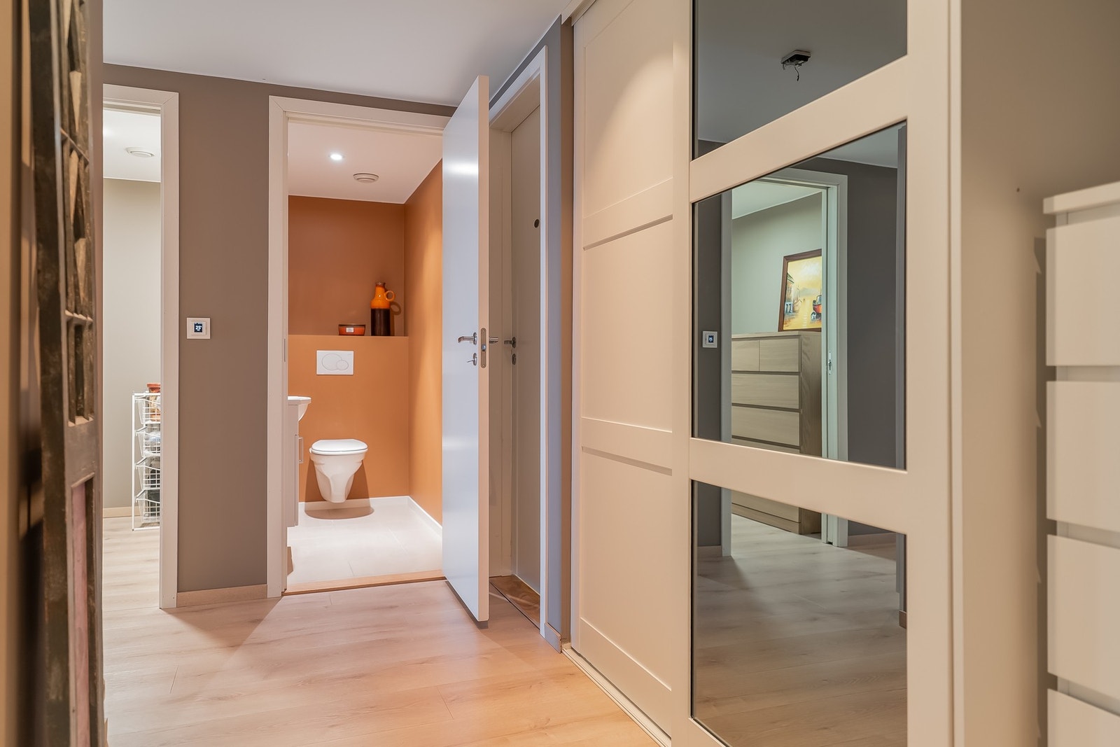 I gangen har man stor skyvedørsgarderobe og både plass for benk og ekstra oppheng. Det er gulvvarme i hele gangen med egen termostat, og gulvet er av typen "Pergo Sensation Wideplank" som tåler både vann og hardt bruk. Galleribilde