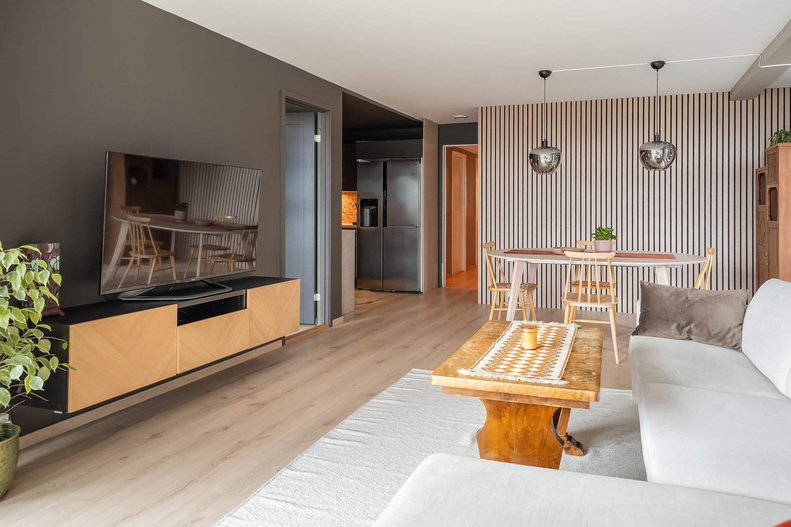 Fra stuen har man utgang via skyvedør til en herlig veranda på 12 kvm, og med glassrekkverk har man fritt utsyn mot den nydelige utsikten og gode solforhold fra tidlig morgen til kveld. Galleribilde