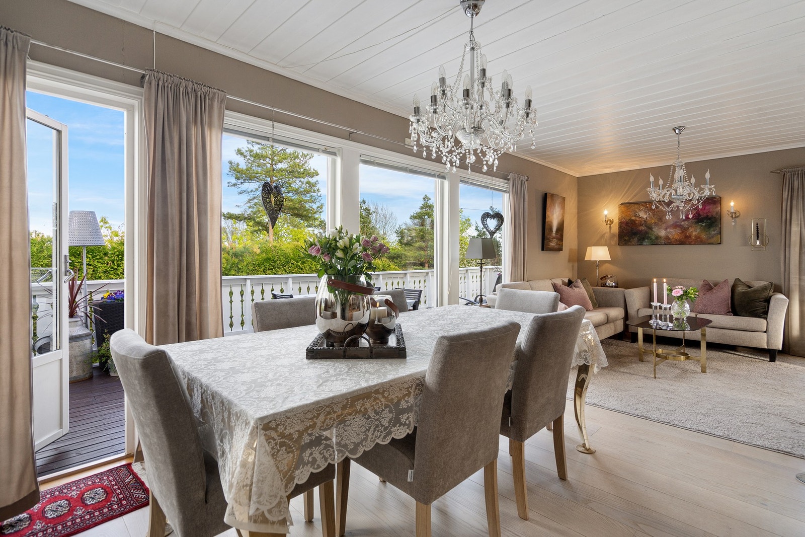 Godt med lysinnslipp i stuen, samt to utganger til terrasse Galleribilde